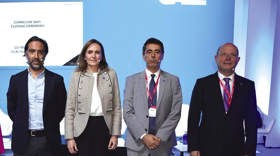 Desde la izquierda, Joaquín del Moral, director general de Renfe Mercancías; Idoia Galindo, CEO de Transfesa; Miguel de San Juan, Sales Manager de VIIA; y Jorge Alonso, presidente del Grupo Alonso, ayer durante la mesa “Modelos de servicios en los corredores europeos”. Foto B.C.
