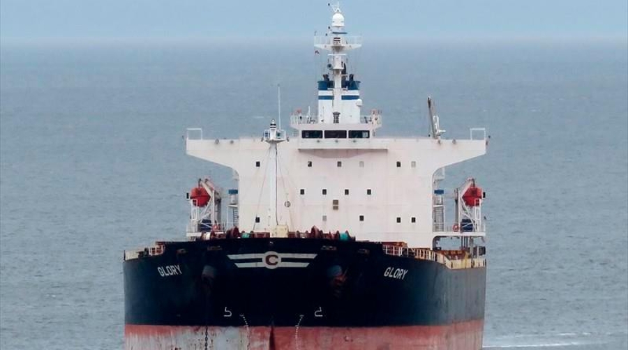 Un granelero averiado desata la alarma en el Canal de Suez