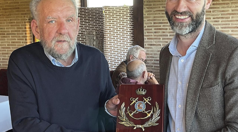 Felipe Cano, excapitán marítimo de Valencia; y Benito Núñez, director general de la Marina Mercante, durante la entrega del obsequio como reconocimiento a su trayectoria profesional.