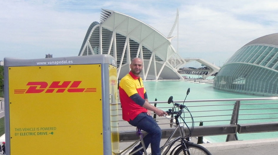 DHL incorpora triciclos para el reparto ecol&oacute;gico en Barcelona y Valencia