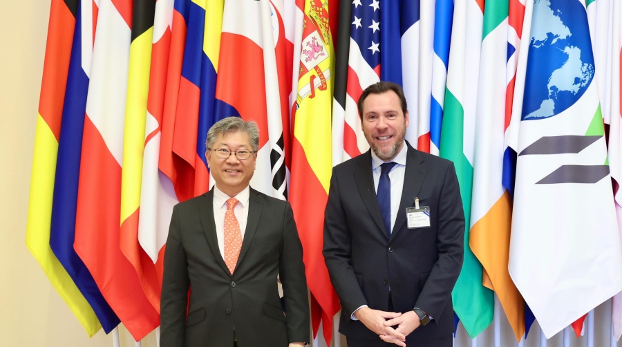 El secretario general del International Transport Forum (ITF), Young Tae Kim, junto al ministro de Transportes y Movilidad Sostenible, Óscar Puente.