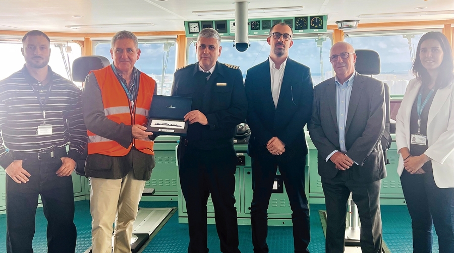 Representantes de Port de Barcelona y Neptune Lines entregaron esta mañana la metopa conmemorativa de la primera escala al capitán del “Nikos Travlos”.