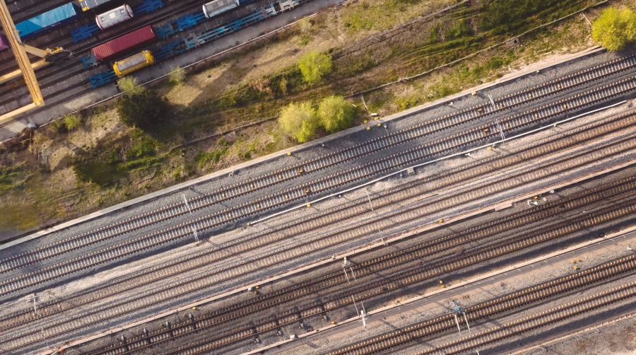 Las instituciones comunitarias impulsan estándares comunes para facilitar el tráfico ferroviario entre países.