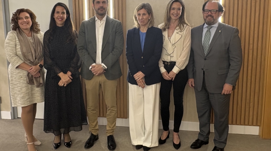Luis Miguel Torres y la subdirectora general Susana Gómez recorrieron las instalaciones de la compañía madrileña Carset.