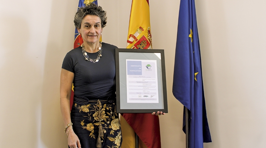 Mar Chao, presidenta de la Autoridad Portuaria de Valencia, con el certificado PERS renovado.