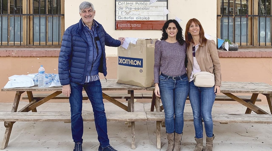 El CEIP San Blas, de Albal, es uno de los centros escolares con los que está colaborando Aportem. En la imagen, Paco Prado, presidente de Aportem; Mireya Villena, directora del centro y Teresa Herreros, miembro de la Comisión DANA de Aportem.