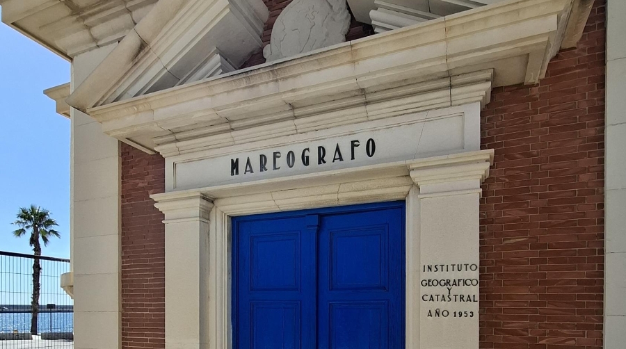 Se eliminarán algunas de las actuales barreras arquitectónicas que rodean estas instalaciones y se les dotará de zona verde.
