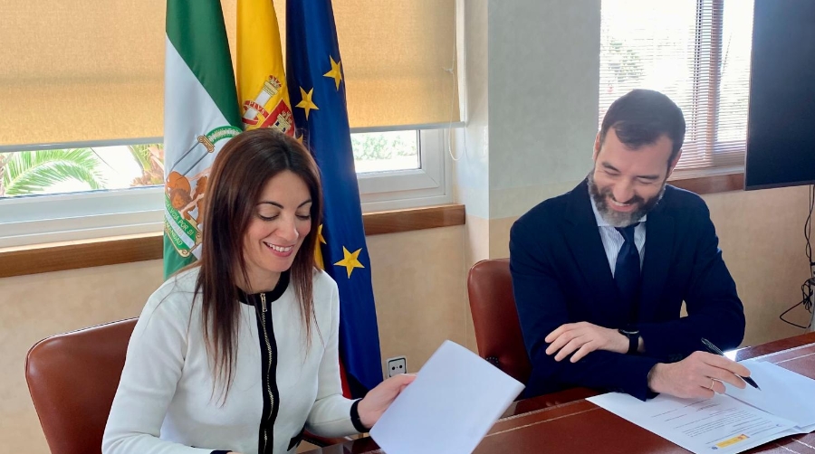 María del Rosario Soto, presidenta de la APA; junto a Benito Núñez, director general de la Marina Mercante, esta mañana durante la firma del acuerdo.