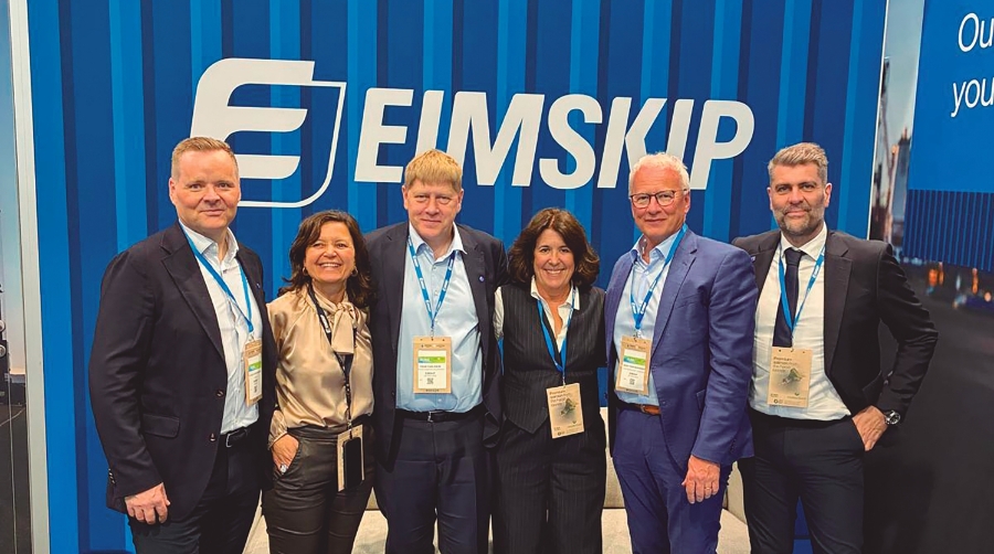 Eva Ortiz, Managing Director de Eimskip Logistics Spain (tercera por la derecha), en el stand de Eimskip en Seafood Expo.