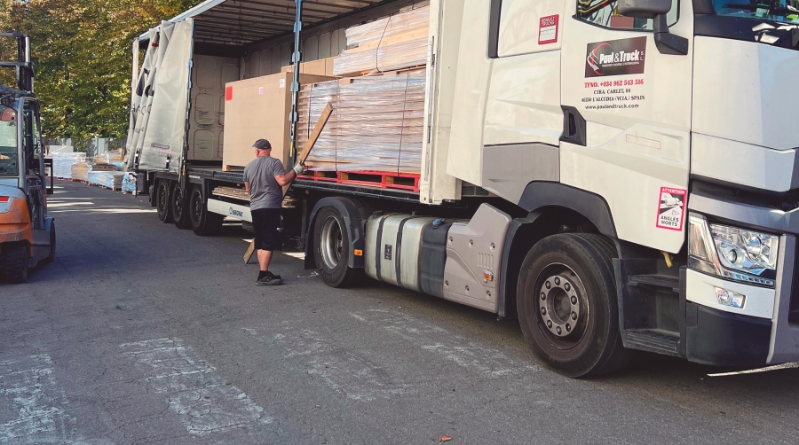Paul &amp; Truck destinó un centenar de camiones a la operativa de montaje de stands en Cersaie