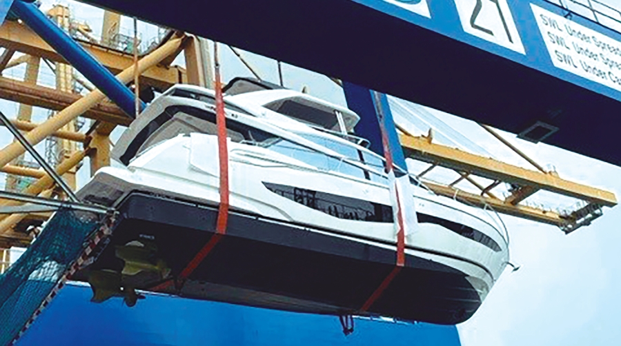 Yacht Moving coordina la descarga al agua de dos yates en el puerto de Valencia