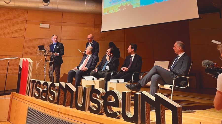 El presidente de la AP de Bilbao, Iván Jiménez (izq.), dio la bienvenida a la delegación de la región italiana de Liguria.