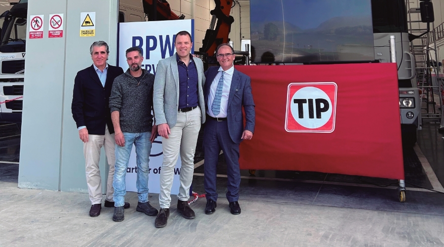 Gonzalo Elosegui (Country manager TIP España); Dani Arcos (Supervisor Taller TIP Levante); Vicente Chinillach ( Sales área manager cluster Levante y Andalucía) y Juan Aguilera ( Sales área manager Madrid y zona norte) de TIP Group. Foto: E.M.