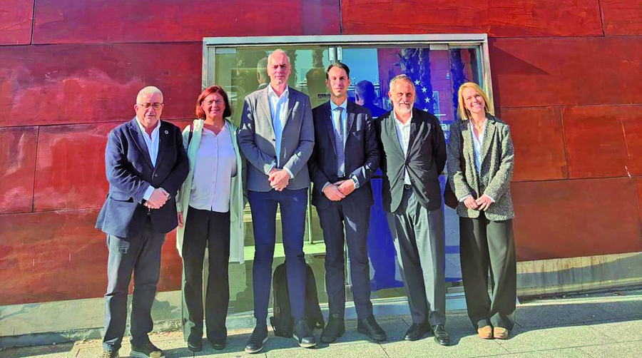 Eduard Rodés, director de la Escola Europea – Intermodal Transport; Catalina Grimalt, subdirectora general de Organización y Recursos Internos del Port de Barcelona; Matteo de Candia, general manager de GNV España; Luca Lupi, secretary general de la Autorità di Sistema Portuale del Mare di Sicilia Occidentale; Mario Massarotti, consejero delegado de Grimaldi Logistica España; y Marta Miquel, deputy director general de la Escola Europea – Intermodal Transport.