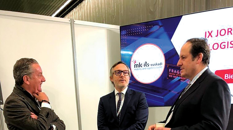 El presidente del Clúster MLC-ITS Euskadi, Eduardo Lasa (primero por la derecha), con Óscar Barranco, director general de Easyfairs Iberia (centro) y Fran Manzano, gerente de Igarle, al inicio de la IX Jornada Logística de Euskadi.