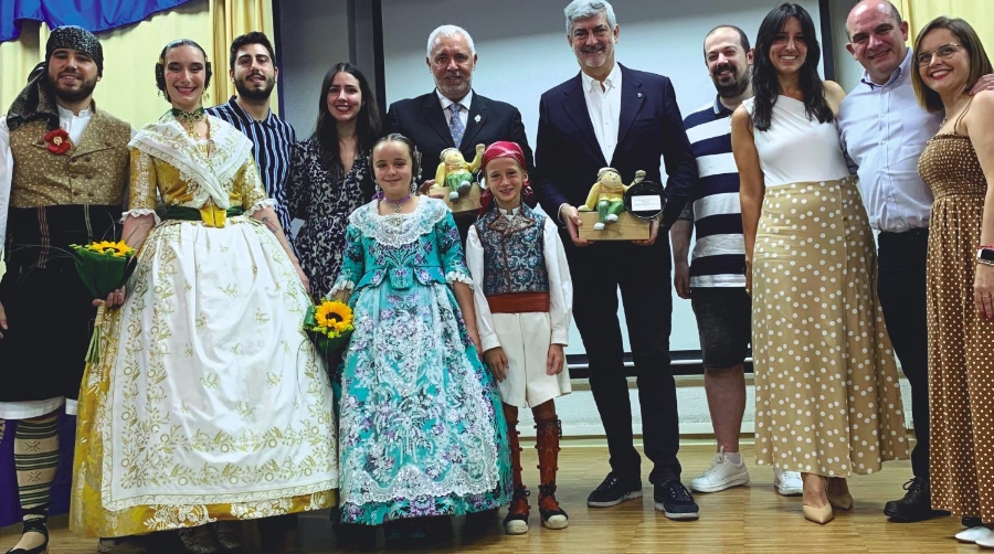 Representantes de la Falla Dr. J.J. Dómine Port, junto a representantes de Grupo Diario y de la Agrupación de Fallas del Marítimo durante el acto de entrega de premios.