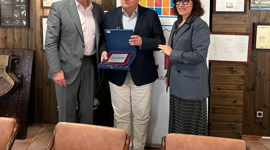 Enric Ticó recibió la metopa por parte del presidente del CTM Jaume Altisent.
