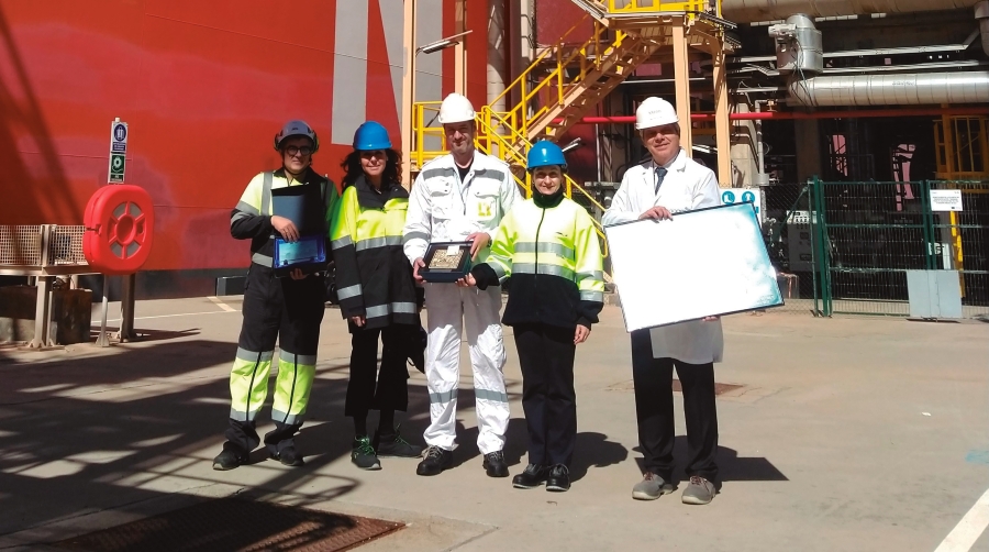 Avelino Núñez, director de explotación de Saggas; Teresa García-Ibarra, jefa de ro-ro y SSS de la Autoridad Portuaria de Valencia; Ivica Bozic, capitán del buque “Hellas Athina”; Mar Chao, presidenta de la Autoridad Portuaria de Valencia; y Santiago Álvarez, director general de Saggas.