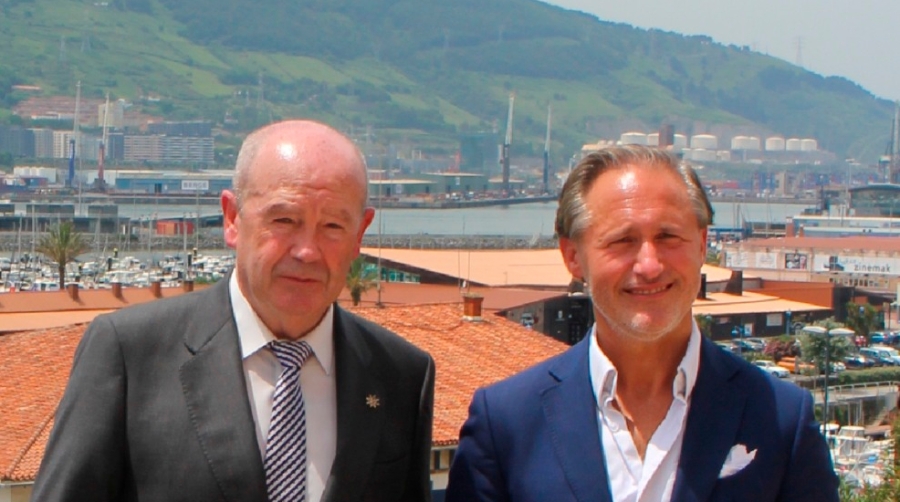 Ricardo Barkala (izquierda) y el nuevo presidente de la Autoridad Portuaria de Bilbao, Iván Jiménez, el pasado 24 de junio en la Asamblea General de Uniport celebrada en Getxo. Foto J.P.