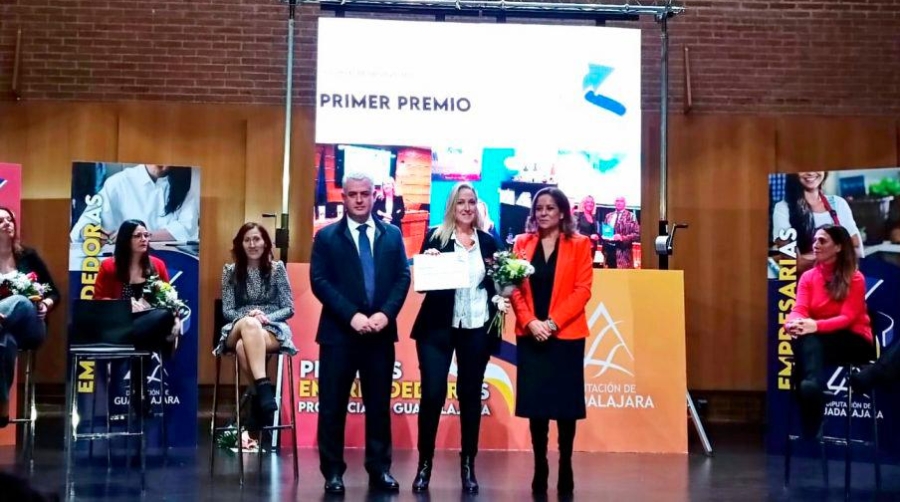 TuComex recibió el premio de la mano del presidente de la Diputación Provincial, José Luis Vega, y de la vicepresidenta, Olga Villanueva.