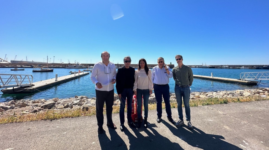 De izquierda a derecha: José Rosales, dirección en Dylan Marinas; Antonio Bayo, jefe de planificación de la APA; Rosario Soto, presidente de la APA; José Manuel Sánchez del Águila, director de la APA; y Miguel Ángel Martín, desarrollo de negocio en Zofre SLP.