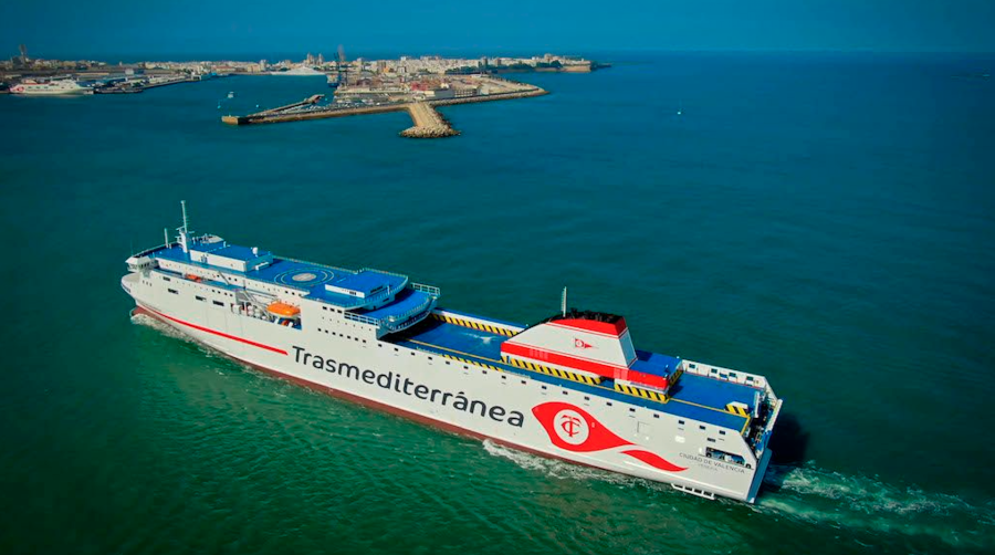 El “Ciudad de Valencia” de Armas Trasmediterránea llegando a Cádiz.