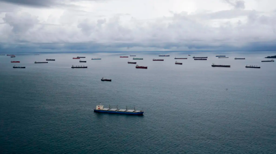 Buques a la espera de acceder al Canal de Panamá. Foto EFE.