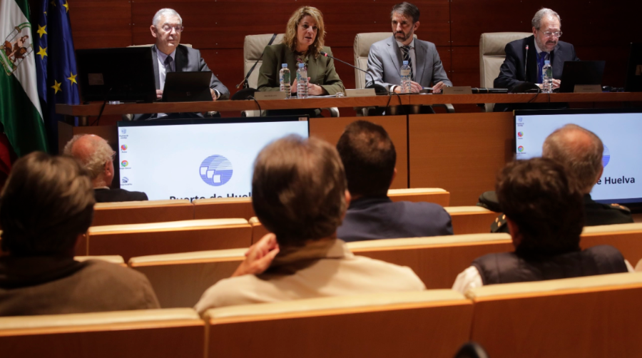 La sesión ha estado presidida por la presidenta del Puerto de Huelva, Pilar Miranda, y el capitán marítimo, Alejandro Andray.