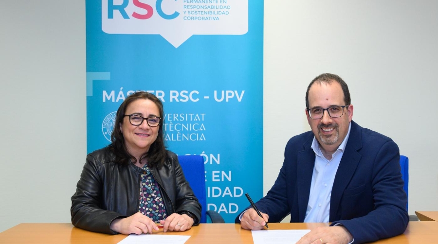 Pilar Blaya, directora de RSC y Capital Humano de la Fundación Valenciaport; y Gabriel García Martínez, director del Máster en Responsabilidad y Sostenibilidad Corporativa de la UPV, durante la firma del acuerdo.