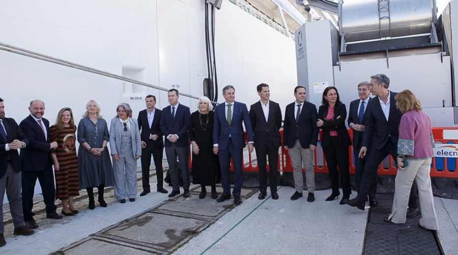 Imágen de la primera prueba conexión de un OPS a un crucero en el Puerto de Cádiz.