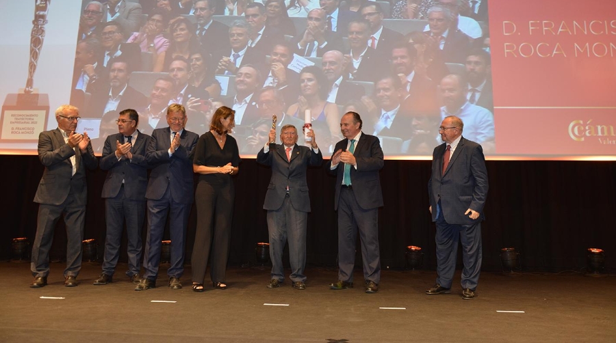 Momento en el que Francisco Roca Monzó recibe el premio de Cámara Valencia a la Trayectoria Empresarial. En la imagen, de izquierda a derecha, Joan Ribó, alcalde de Valencia; Enric Morera, presidente de Les Corts; Ximo Puig, presidente de la Generalitat Valenciana; Reyes Maroto, ministra de Industria, Comercio y Turismo; Francisco Roca Monzó; José Vicente Morata, presidente de Cámara Valencia; y José Luis Bonet, presidente de Cámara España. Foto: Raúl Tárrega.