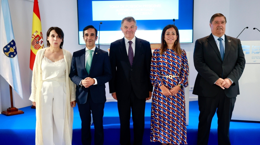 José Antonio Álvarez, en el centro de la imagen, junto al resto de representantes institucionales que han acudido a su toma de posesión.