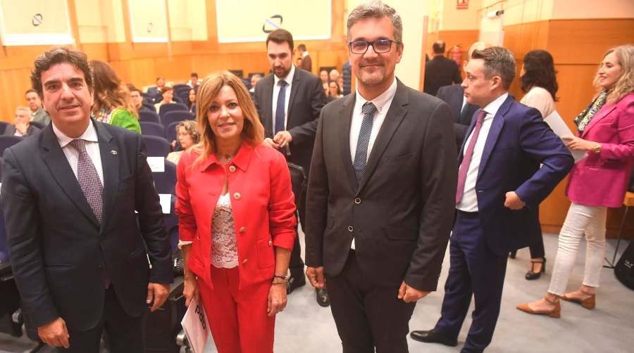 Martín Fernández Prado, presidente de la Autoridad Portuaria de A Coruña; Ana Sánchez, directora de la zona noroeste de la Asociación para el Progreso de la Dirección (APD); Iago Domínguez, gerente del Clúster da Función Loxística de Galicia.