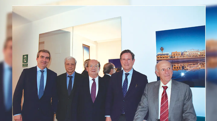 De izquierda a derecha: Vicente Capell, director de Operaciones del Clúster; Andrés de Apellániz, secretario general; José María Tejero, secretario adjunto; Javier Garat, presidente; y Julio Barreto, socio. Foto M.C.