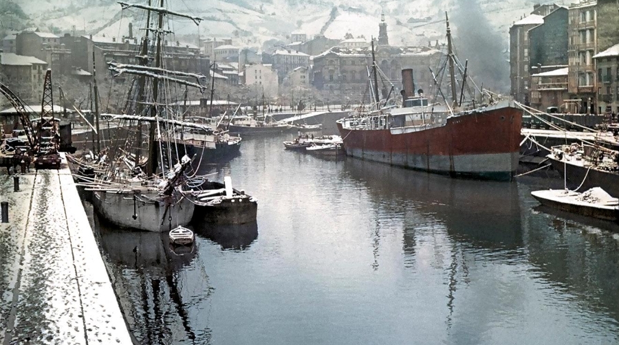 Foto tomada en Bilbao, con el Ayuntamiento al fondo.