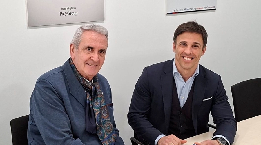 Víctor Martín, presidente de ATEIA Euskadi-OLT (izquierda) firmó el acuerdo con el representante de Michael Page.