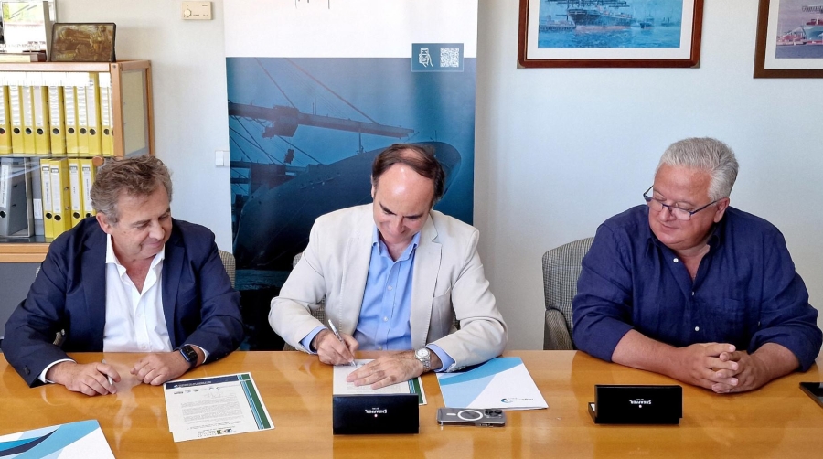 Carlos Mata de la Calle, Director General de la Sociedad de Estiba de Algeciras, Gerardo Landaluce, Presidente de la Autoridad Portuaria Bahía de Algeciras y Javier Sáez, Presidente del Consejo de Administración de la Sociedad de Estiba de Algeciras.