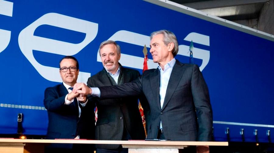 Jorge Azcón, presidente del Gobierno de Aragón, flanqueado por Ángel Rodríguez, presidente de Iveco España, y Alfonso Sesé, presidente de Grupo Sesé.