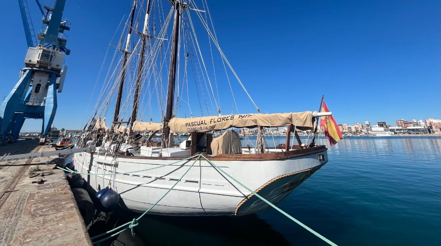 El buque “Pascual Flores” en el Puerto de Castellón.