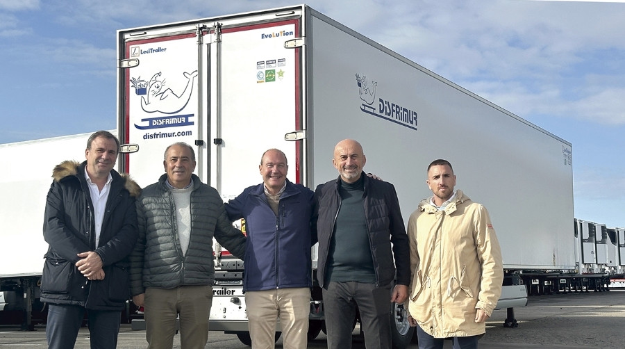 Antonio Pérez (Responsable de la división de frío de Lecitrailer) Miguel Mata (Responsable de compras de Disfrimur) Fernando Leciñena (Director de Lecitrailer) Juan Sánchez (Director general de Disfrimur) y Miguel Mata (Responsable de compras de Disfrimur).