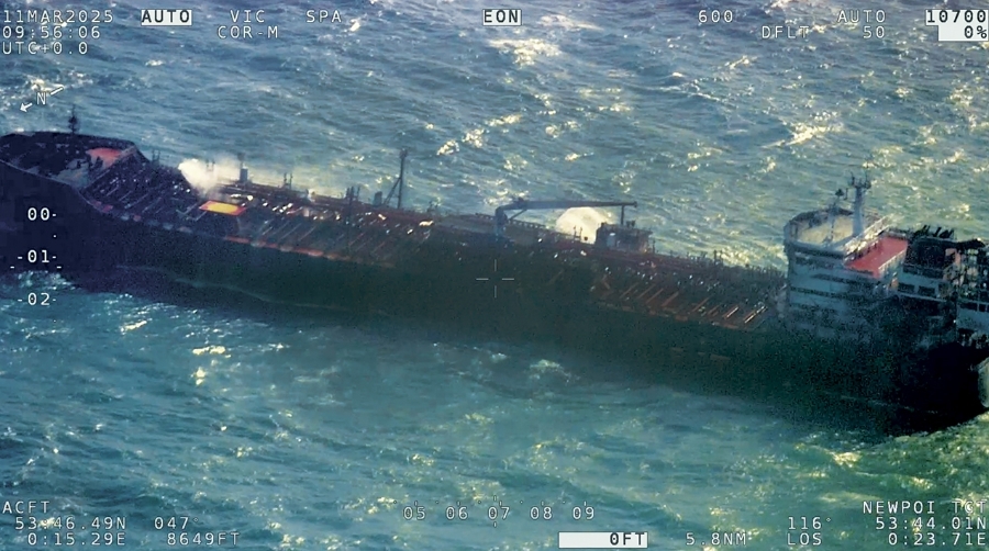 Ya no se observan llamas a bordo del petrolero “Stena Immaculate”. Foto Maritime and Coastguard Agency.