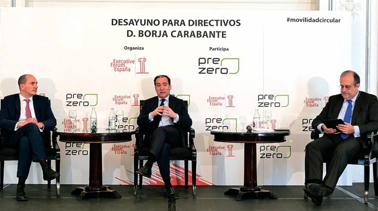 Borja Carabante, delegado de Medio Ambiente y Movilidad del Ayuntamiento de Madrid (centro), junto a César Chiva, director general de Executive Forum (derecha), y Gonzalo Cañete, consejero delegado de Prezero.