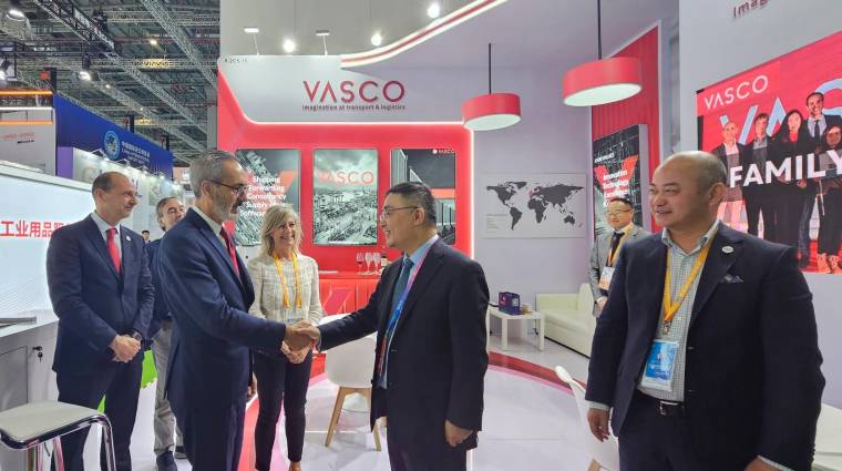 El equipo directivo de Grupo VASCO, encabezado por su CEO, Jon Azarloza, con Lin Yi, vicepresidente de COSCO Shipping y Wang MingFeng. presidente de COSCO Shipping Europe.