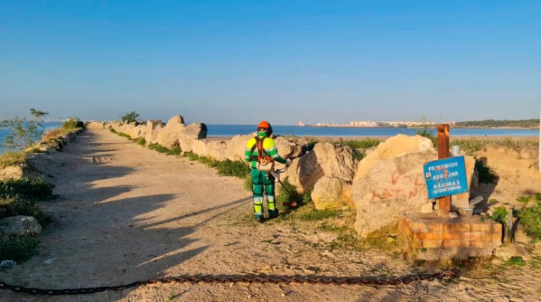 Trabajos de limpieza en el Espigón de La Puntilla en el Puerto de Santa María.