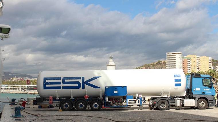 ESK suministró GNL al buque desde el muelle, a través de 2 camiones cisterna.