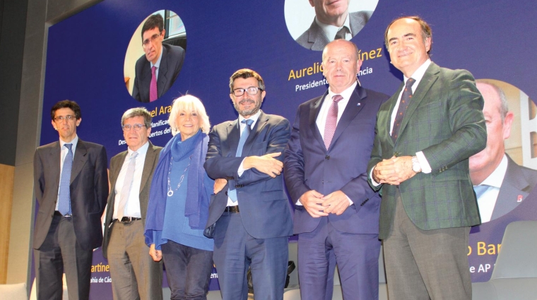 Desde la izquierda, Manuel Arana, director de Planificación y Desarrollo de Puertos del Estado; Aurelio Martínez, presidente de la AP de Valencia; Teófila Martínez, presidenta de la AP de la Bahía de Cádiz; Álvaro Rodríguez Dapena, presidente de Puertos del Estado; Ricardo Barkala, presidente de la AP de Bilbao; y Gerardo Landaluce, presidente de la AP de la Bahía de Algeciras, ayer al término de la mesa redonda. Foto B.C.