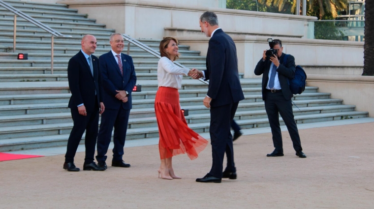 Su Majestad el Rey Felipe VI a su llegada a La Nit de la Logística, recibido por la ministra de Transportes, Raquel Sánchez; el delegado del Gobierno en Cataluña, Carlos Prieto; y el presidente del SIL, Pere Navarro. Foto J.P.