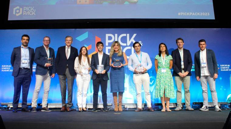 Foto de grupo de los premiados junto a los profesionales que hicieron entrega de los galardones, entre los que se encuentra la directora de Pick&amp;Pack, Marina Uceda (tercera por la derecha). Foto B.C.
