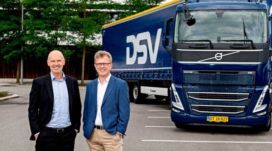 Søren Schmidt, director ejecutivo de DSV Road, y Roger Alm, presidente de Volvo Trucks.