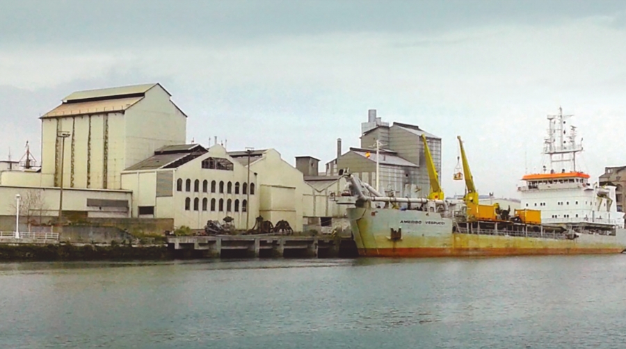 Imagen de archivo del Muelle de Zorroza, en Bilbao, tomada antes de su desafección portuaria, con las empresas SADER y Profersa, del Grupo Agaleus. Foto J.P.